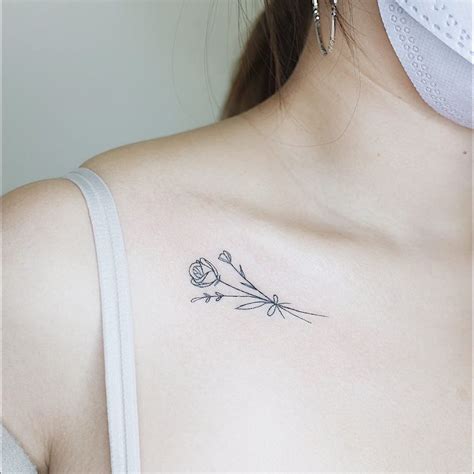 tatuagem no tórax feminina delicada Dente-de-leão: Por ser bastante delicada, essa flor, segundo as tradições, representa a leveza e a necessidade de ser livre