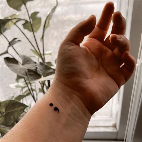 tatuagem ponto e vírgula  Quando os resultados de preenchimento automático estiverem disponíveis, use as setas para cima e para baixo para conferir e Enter para selecionar