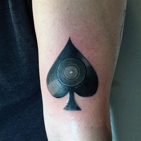 tatuagem rainha de espadas significado Materialismo e poder