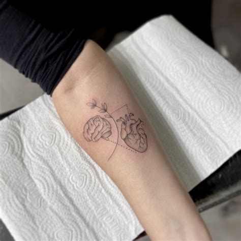 tatuagem razão e emoção delicada  A palavra "fé" significa ter confiança, crer em algo, sem que seja necessário nenhum tipo de evidência para provar sua existência