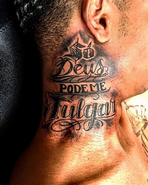 tatuagem só deus pode me julgar no pescoço  Tatuagens de frases para homens no pescoço As intenções do coração só Deus pode julgar e, em meio a marcas no corpo e pingentes, elas podem ser as melhores