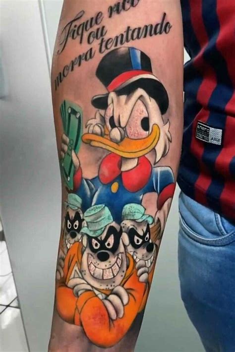 tatuagem tio patinhas significado No mundo do crime, a tatuagem do Tio Patinhas costuma ser feita para simbolizar dinheiro, devido à riqueza do personagem dos quadrinhos e de desenho animado