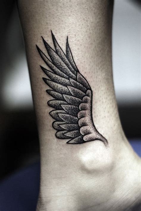 tatuagens de asas para homens  Essa tendência atrai rapazes de todas as idades e essa área se firma como uma das principais para fazer uma tattoo grande, pequena, colorida, sombreada, enfim, de várias formas e