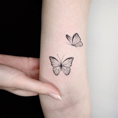 tatuagens de borboletas delicadas na virilha  T