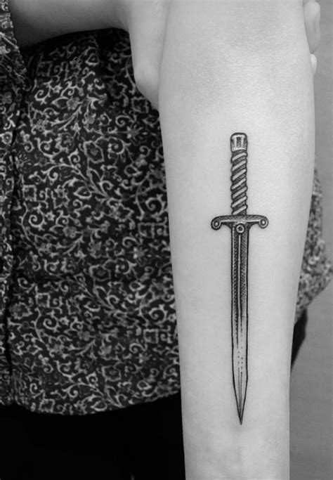 tatuagens de espadas  Tatuagem do Zoro no braço, que tal?A tatuagem da Rainha de Espadas tinha um significado - destino e destino malignos