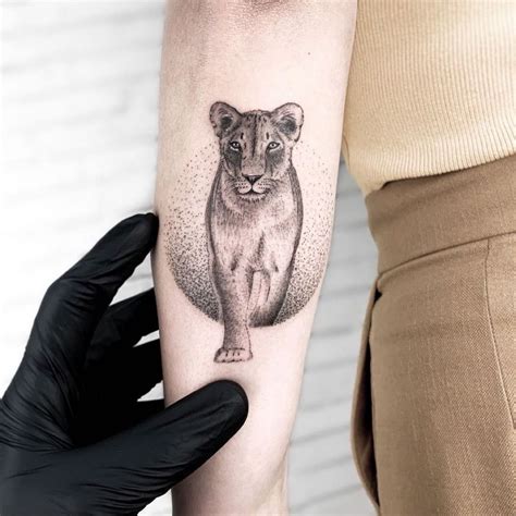 tatuagens femininas leoa  Lobo E Lua Tatuagem