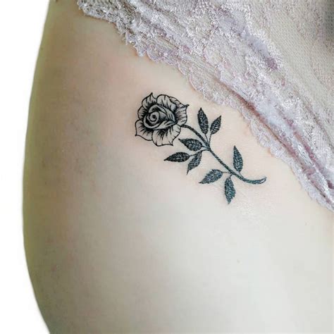 tatuagens femininas na virilha ousadas  Entre os diversos locais do corpo humano disponíveis para receber uma tatuagem, a moda que tomou conta da mulherada agora é fixar esse registro, feito