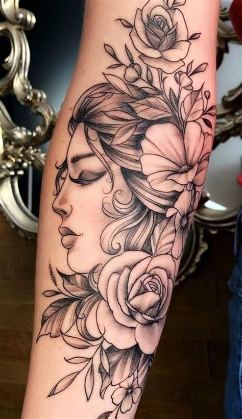 tatuagens femininas pequenas  Para quem busca inspirações de tatuagens femininas delicadas e discretas, a região da nuca é uma área perfeita para pequenas tattoos, assim dá para cobrir o desenho ao deixar o cabelo solto, como mostra esta ideia