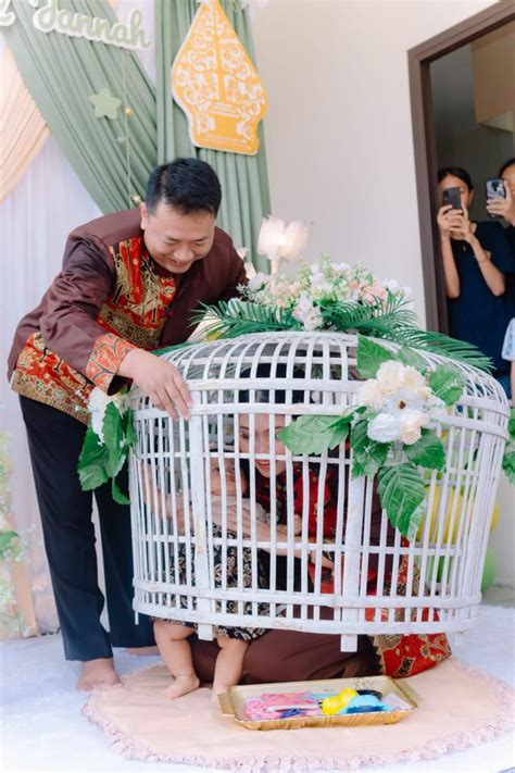 tedhak siten yaiku Biasané ana acara slametan ing upacara puputan iki, acarané yaiku kendhuren, bancakan lan awèh jeneng bayi