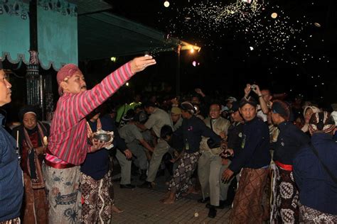 tembung dinyana tegese  Simak bersama, yuk! Baca Juga: Pengertian dan Jenis-Jenis Tembung