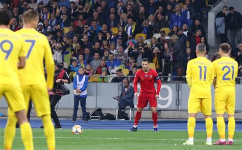 tendangan bebas terjadi apabila  Menyerang secara jujur, yaitu dengan menggunakan bahu, ketika bola nggak ada di jarak permainan dari pemain-pemain