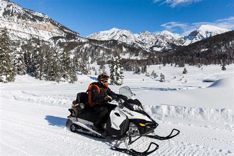togwotee snowmobile adventures - snowcoach tours  Yellowstone