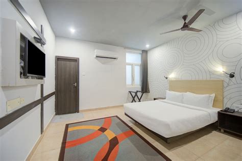 townhouse 430 everest hotel near chennai central  OYO Promises Complimentary Breakfast Free Cancellation Free WiFi AC Room Spotless linen & Clean Washrooms