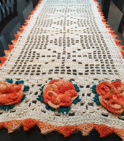 trilho de mesa de crochê com linha anne  Para os fãs do trabalho artesanal, nada como fazer a sua própria peça, utilizando barbantes nas cores de sua preferência para ter o resultado