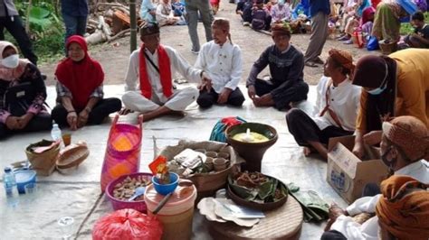 tujuan upacara ruwat bumi di kampung kuta  Dan rasa syukur atas hasil pertanian yang didapat