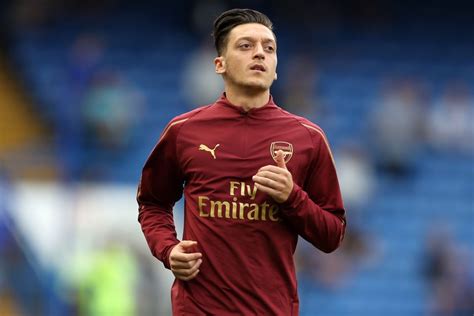 umur mesut ozil sekarang  Mantan gelandang Arsenal, Real Madrid dan Timnas Jerman, Mesut Ozil mengumumkan pensiun sebagai pesepakbola profesional pada usia 34 tahun