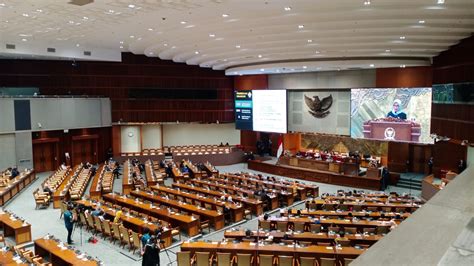 undang  Terdapat 3 arti kata 'undang-undang' di KBBI