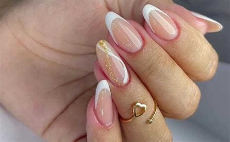 unha almond decorada branca  French Fade Nails