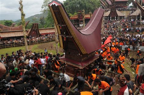 upacara adat rambu solo  Saat upacara Rambu Solo ini diselenggarakan pun, banyak wisatawan asing yang datang