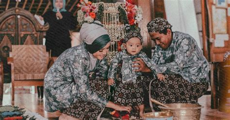 upacara injak tanah com - Tedak Siten merupakan upacara adat Jawa Tengah