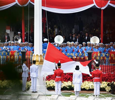 upacara penurunan bendera merah putih  Tim Indonesia Jaya bertugas dalam penurunan bendera tersebut