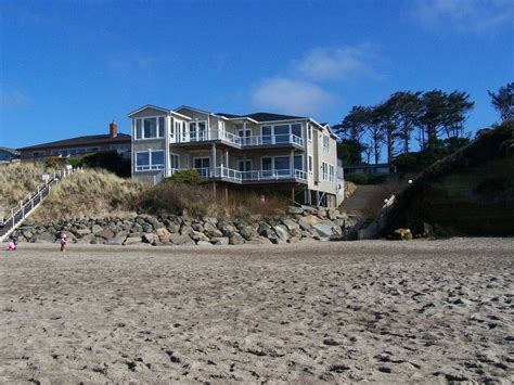 vacation house rentals lincoln city oregon  Private Balcony, chairs and electric BBQ