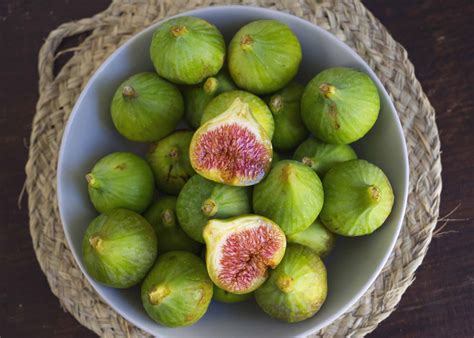 vdara's green fig  Its thin, purple (or green) skin and red flesh and seeds are all edible, making the Ficus carica very easy to eat