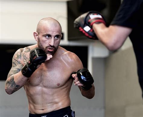 volkanovski arm surgery  With a 25-2 record, already becoming one of the most consistently dominant featherweight champion in UFC history, the Australian