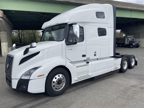 volvo vnl 760 vs 860  Large steps make it easier to get in and out of the top bunk