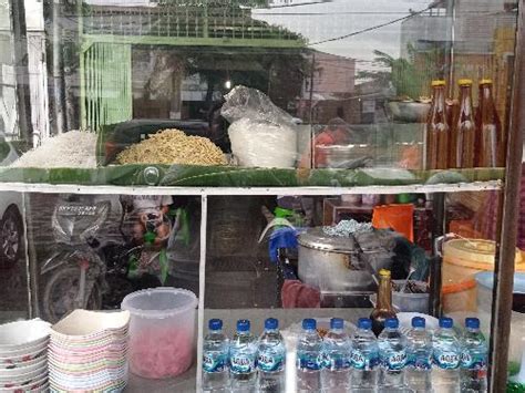 warung bakso ujang foto  Dari luar, tempatnya memang agak kecil dan agak hidden kalo dibandingkan bangunan di sekitarnya