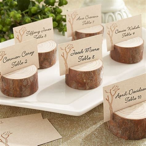 wedding etiquette escort cards  Another 2022 wedding décor trend that is beginning to rear its head is dark and moody flowers as opposed to the popular white and pastel colored blooms