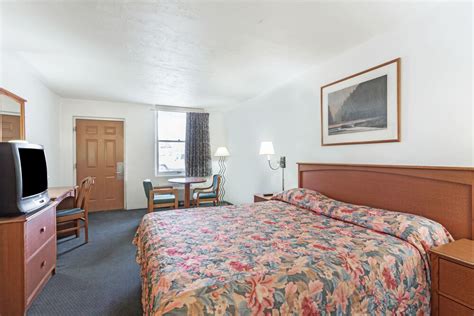 wendover rooms  Business-friendly amenities include desks and phones