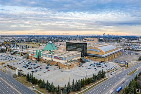 west edmonton mall  Stay close to West Edmonton Mall