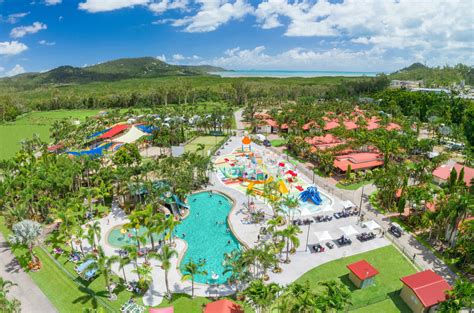 whitsundays holiday resorts <cite> Sitting approximately 150km north of Mackay and 300km to Townsville's south, it's easy to see why locals and tourists alike are drawn to the stunning</cite>