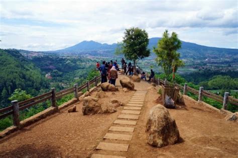 wisata tebing keraton  Alamat Cafe Cascara Coffee berada di Ciburial, Cimenyan, Bandung, Jawa Barat 40198