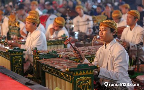 wong sing pakaryane nabuh gamelan yaiku Wb