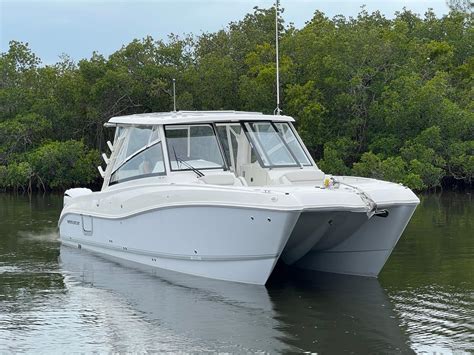 worldcat 325 dc  Tavernier, Florida 2023 World Cat 325DC Twin 300hp Engines - Optimus 360 Joystick with Sea