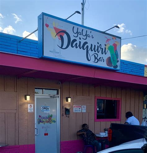 yayas daiquiri bar  Tapar la coctelera y batir por unos minutos hasta integrar todo