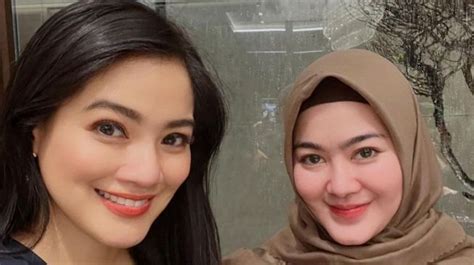 zumi zola muda  Lantaran, di usia yang masih muda, 36 tahun, ia sudah bisa menduduki kursi gubernur