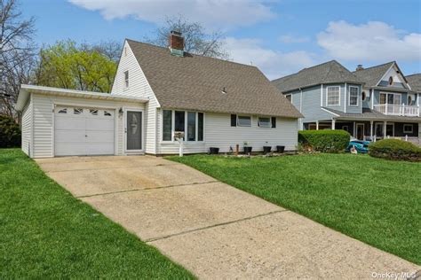 31 Squirrel Ln is a 2,268 square foot house on a 6,000 square foot lot with 1 bathroom. This home is currently off market - it last sold on November 01, 1975 for $38,000. Based on Redfin's Levittown data, we estimate the home's value is $603,222. Single-family. Built in 1948.