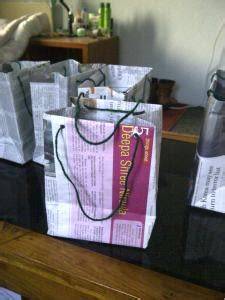 22+ DIY Newspaper Bags Tutorial & Ideas - raincitystudios.com