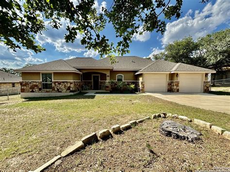 237 Great Oaks Blvd, La Vernia, TX 78121 realtor.com®