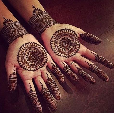25 Simple and Traditional Circle Mehendi Designs You Should Definitely Try In 2018