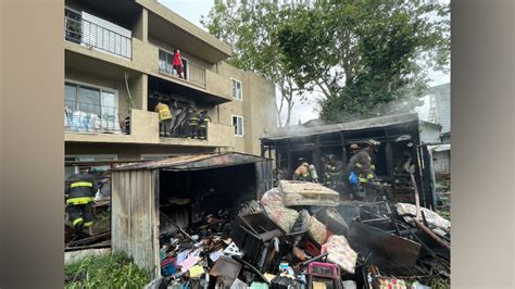 25 firefighters extinguish blaze at Oakland apartment building