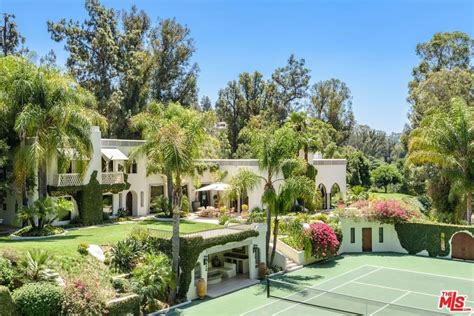 also 2727 Benedict Canyon Dr., Beverly Hills (now owned by Eddie Murphy) ; and: 29149 Cliffside Drive, Malibu. GEORGE CLOONEY: --- 8817 Lookout Mountain Ave., Los Angeles. ROSEMARY CLOONEY & JOSE FERRER: --- 1019 Roxbury Drive, Beverly Hills.. 