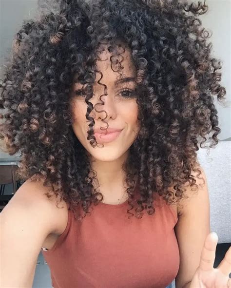 2c curls. 2C hair has loose, defined curls due to its S-shaped structure. Wavy 2C hair has more curls than 2A and 2B. 2C hair has attractive waves and curls due to its varied curl sizes. 2C hair’s dynamic texture merges waves and curls, making it full and voluminous. This hair type is appealing since each curl is unique and varies in size. 