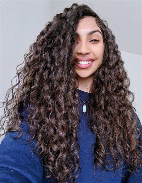 2c hair type. What Is the 2c Hair Type? 2c hair is the waviest of the wavy hair types. This wavy hair pattern features loose, S-shaped waves that form at the root and continue throughout the length to the ends. The natural waves are well-defined and may start to create ringlets when conditioned and styled correctly. 