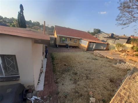 3 Bedroom Townhouse For Sale in Roodepoort West Meridian …