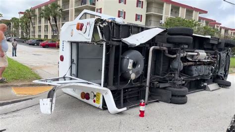 3 adults, 2 children injured in rollover crash in Lauderdale Lakes