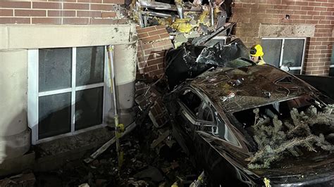 3 injured after car crashes into Aurora building Sunday afternoon